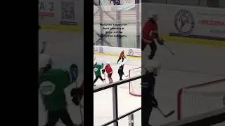 Ударил девочку,чтобы выиграть нечестноИгрок в зеленой майке без шайбы,значит любой контакт запрещен.