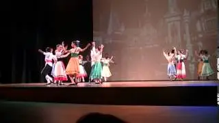 Enredados, baile del pueblo