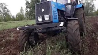 Дурак пашет на тракторе мтз 82 не отрегулировал плуга СЕЛЬСКИЙ ТРАКТОРИСТ