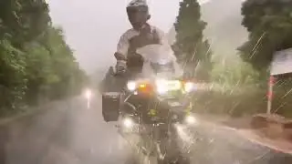 How Funny to Ride on Motorcycle in The Rain with Dualcolors LED Fog Driving Lights of 