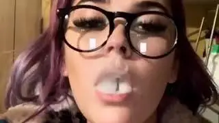 Chica hermosa fumando mota 😻💕🍁🍃