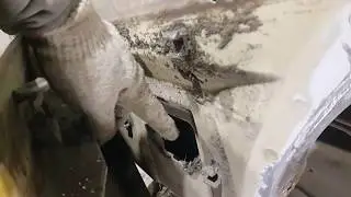 Грязь в задней накладка Ford Transit
