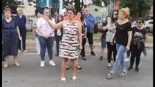 Червена пътека за Валя и бели балони