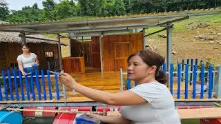 The girl picked vegetables to sell and painted the railings of her house to float on the water.