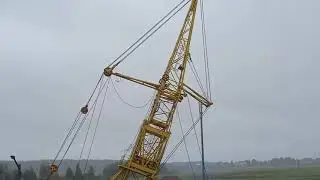 Поднимают кран