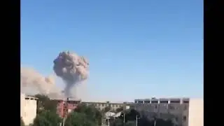 В Казахстане вблизи города Арыс горит крупный военный склад в городе паника.