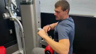Rear delt focused machine pulldown