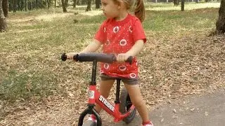 Алиса и ее беговел strider, balance bike, strider kids