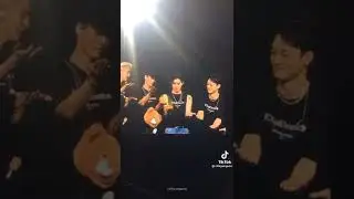 ketika Exo terlalu asik bermain sampai lupa mereka sedang konser😂🤣 