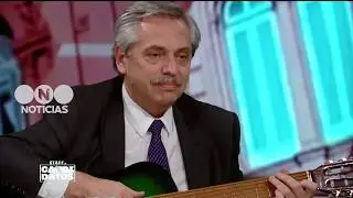 Alberto Fernandez toca la guitarra