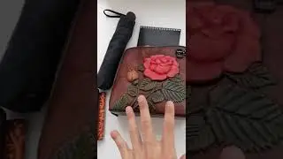 Что помещается в женскую кожаную сумочку Dzett арт. SCITROZBR2? Ответ на вопрос.