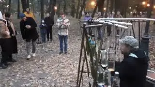 Музыкант Фёдор Григорьев в Александровском парке Санкт-Петербурга 