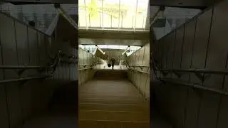 В 73 через ступеньку по лестнице метро вместо эскалатора