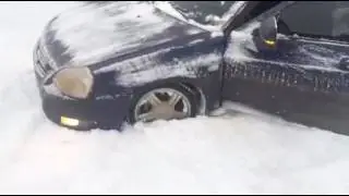 Лада жестко застряла в снегу бпан