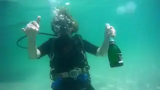 Как пить шампанское под морской водой.