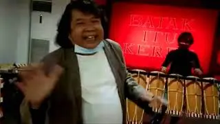 EMAK Kece Tidak Mau Kalah !!! Edison Sibuea Berjoget Bersama Emak-Emak Cantik di Pameran Ulos