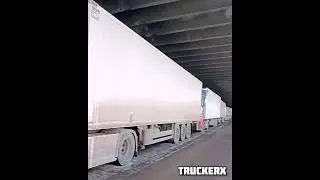 Стою на балконе в Грузии. 