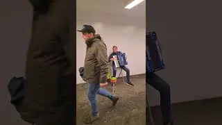 На улице холодный дождь, а в переходе солнечно.