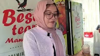 BEAUTIFUL TEEN SELLING ICED TEA