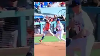 Astros 2B #27 Jose Altuve ⚾️Bunt single. Good Hustle!