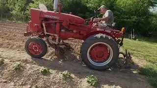 Cultivating with the IH 140