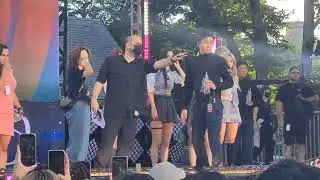 Winter stopped the performance, She didn't even take of her eyes from that person 