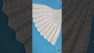 Связала крючком красивый летний топ с открытой спинкой
