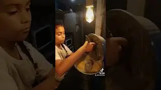 Milena fazendo bolo