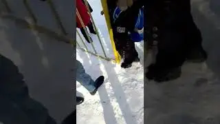 Прилип язык (зима) Бедный мальчик😯