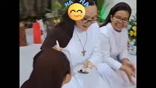 Potong kue di hari ulang tahun tuhan sambil cengengesan