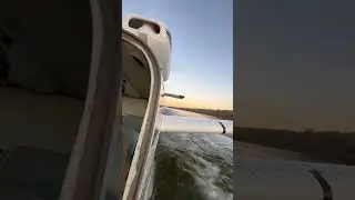 Самолет плывет по воде