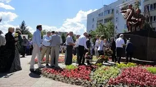 В Тюмени установили памятник дорожникам