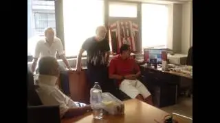 O Giovanni akouei prwth fora to tragoudi tou Mo Skillz