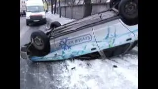 В Красном Луче на скользкой дороге перевернулся автомобиль