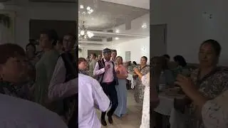 шымкент тойда қазақ музыкасына билеген қара жігіт #шымкент #shortsviral #viralvideo