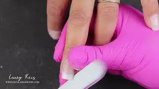 Aprenda a colocar unhas postiças