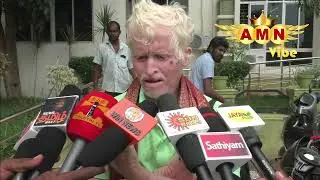100 நாள் வேலை கேட்டு ஆட்சித்தலைவர் அலுவலகத்தில் மனு வழங்கிய பிறகு செய்தியாளர்களை சந்தித்த முதியவர்.
