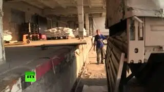 В Луганске начали разгрузку гуманитарного конвоя из России