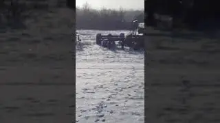 Серебристый снег кружится.