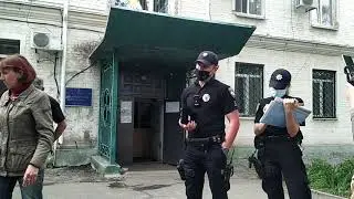 Лисичанська патрульна недополіція відмовляється ідентифікувати свої обличчя щодо їх недопосвідчень.