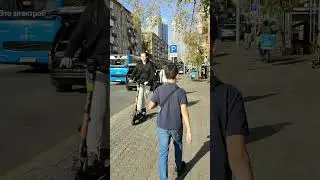 На самокате в людном месте 