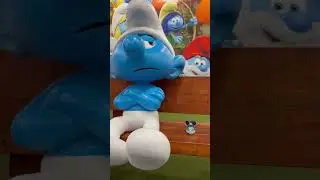Just an egg on a bench who 💕 Smurfs 