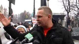 Националисты бросаются на женщин и матерей Украины