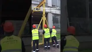 Такелаж шлифовального станка через оконный проем мобильным порталом