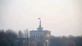 Поднятие российского флага над Речным вокзалом в Твери.