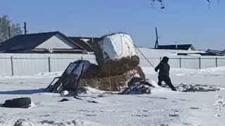 Сбрасываю 400кг рулон сена в одного. Рассказываю про гнилой сарай