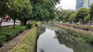 Pemancing Ambil Momentum Saat Kali Jakarta Surut