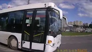 Много людей переходят дорогу на красный сигнал светофора.