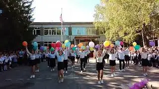 Танец на 1сентября на линейке.