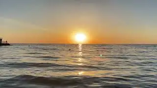 Закат (заход) солнца под шум волн на Черном море в Анапе